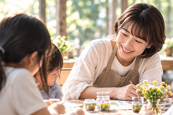 世代の違う人たちが一緒に手を動かして過ごす様子