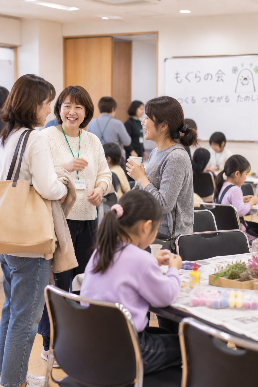 世代の違う参加者が一緒に制作を楽しむ様子