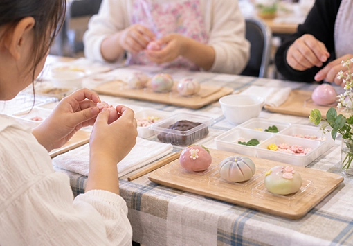 練り切りづくりを楽しむ子どもの様子