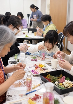 花材を使って作品をつくる子どもの様子