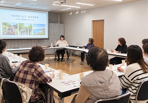 セミナーで講師の話を参加者が一緒に聞く様子