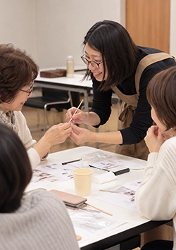 講師と参加者が近い距離で交流する様子