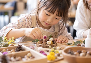 自分で素材を選びながら作品づくりを楽しむ子ども